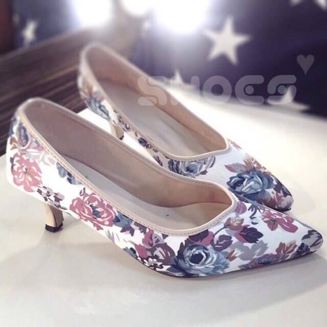 พร้อมส่ง : รองเท้าคัชชูลายดอกไม้ (พื้นครีม)