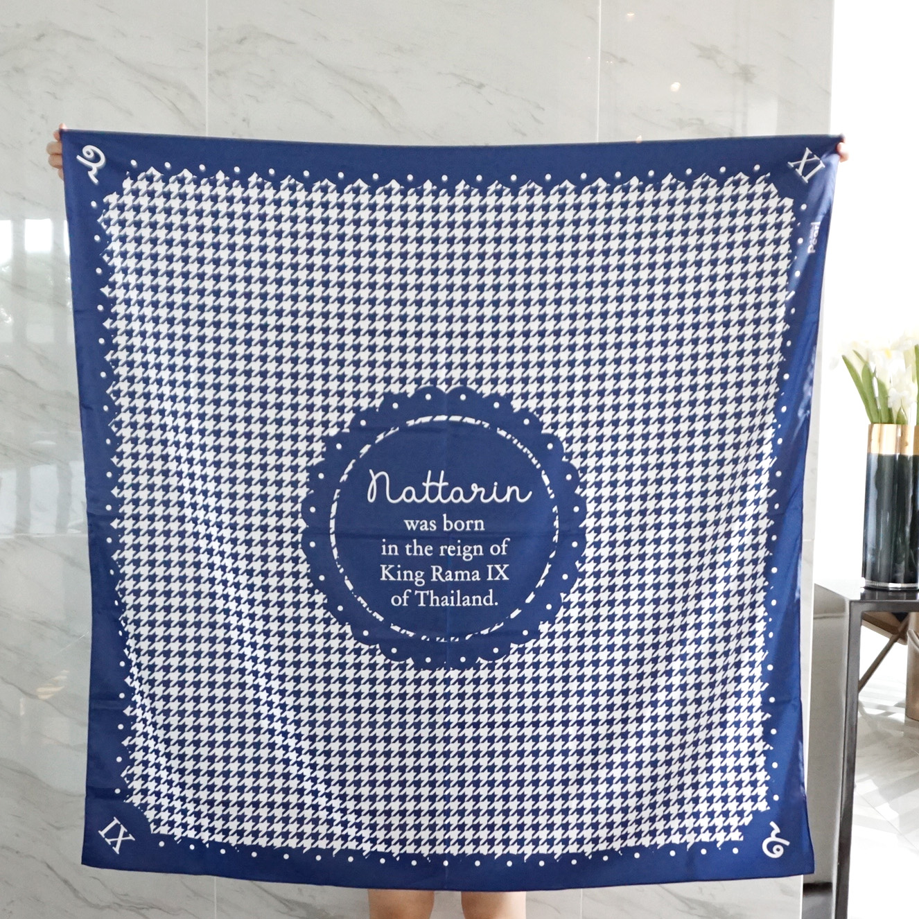 ผ้าพันคอ "ฉันเกิดในรัชกาลที่๙" สีกรม ใส่ชื่อได้
