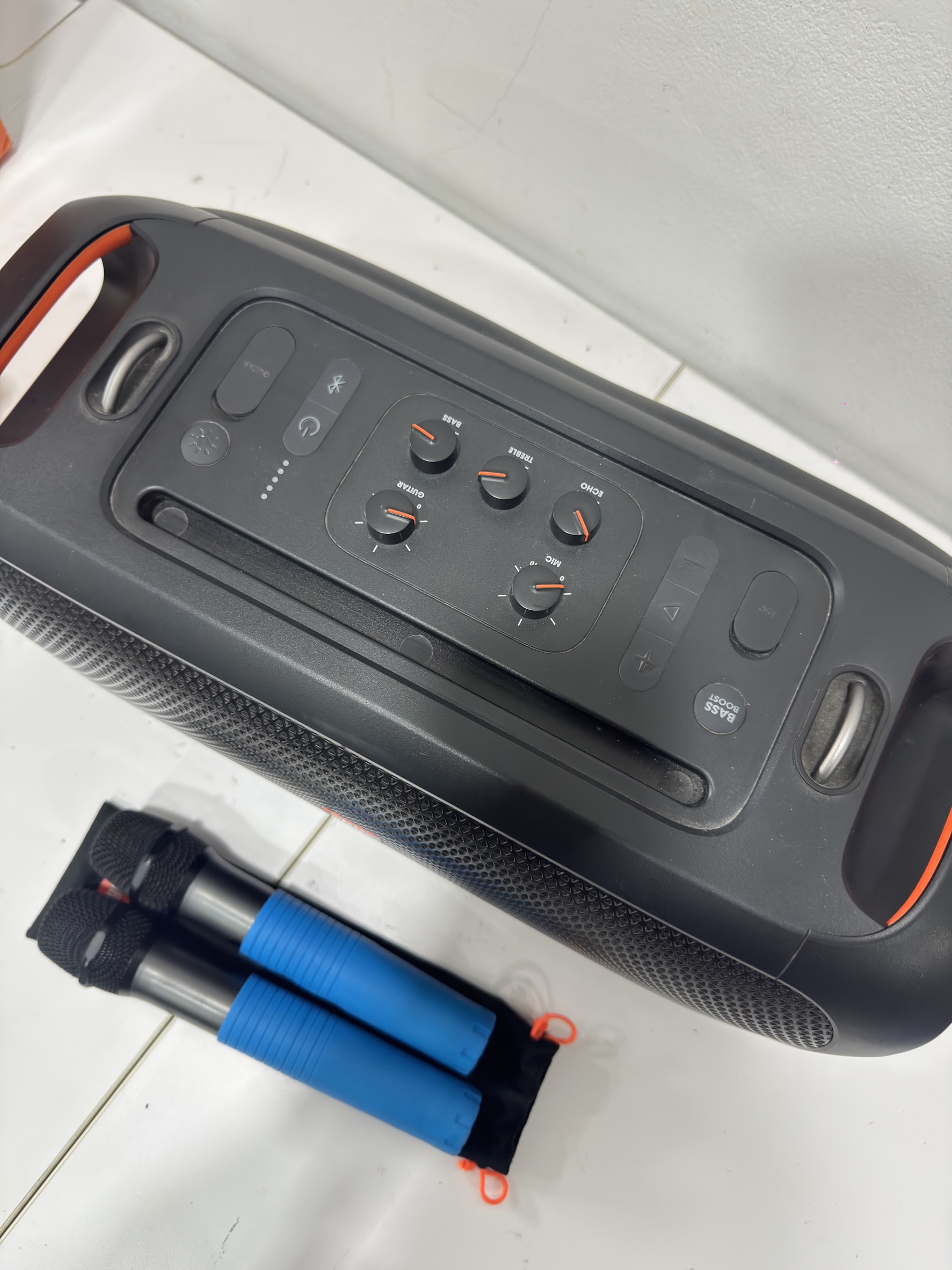ลำโพง JBL Partybox On The Go + Mic*2 ***ไมค์มีรอยแตกหักที่กดไมค์ไม่ดี กดติดบ้างไม่ติดบ้าง ****ตัวเครื่องใช้ได้ปกติ