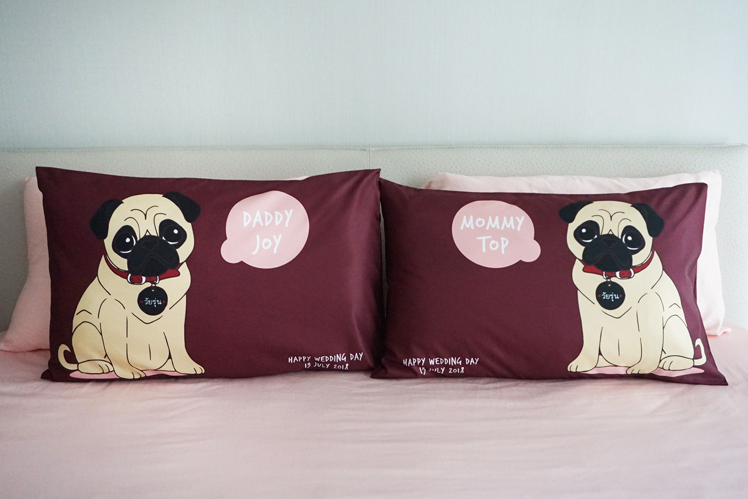 ปลอกหมอนหนุนคู่ พิมพ์ลายเต็มผืน Burgundy - Pug