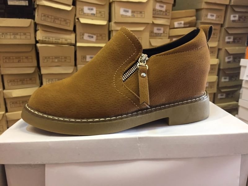 รองเท้าผ้าใบหนังกลับทรงสวม (สีเขียวขี้ม้า)