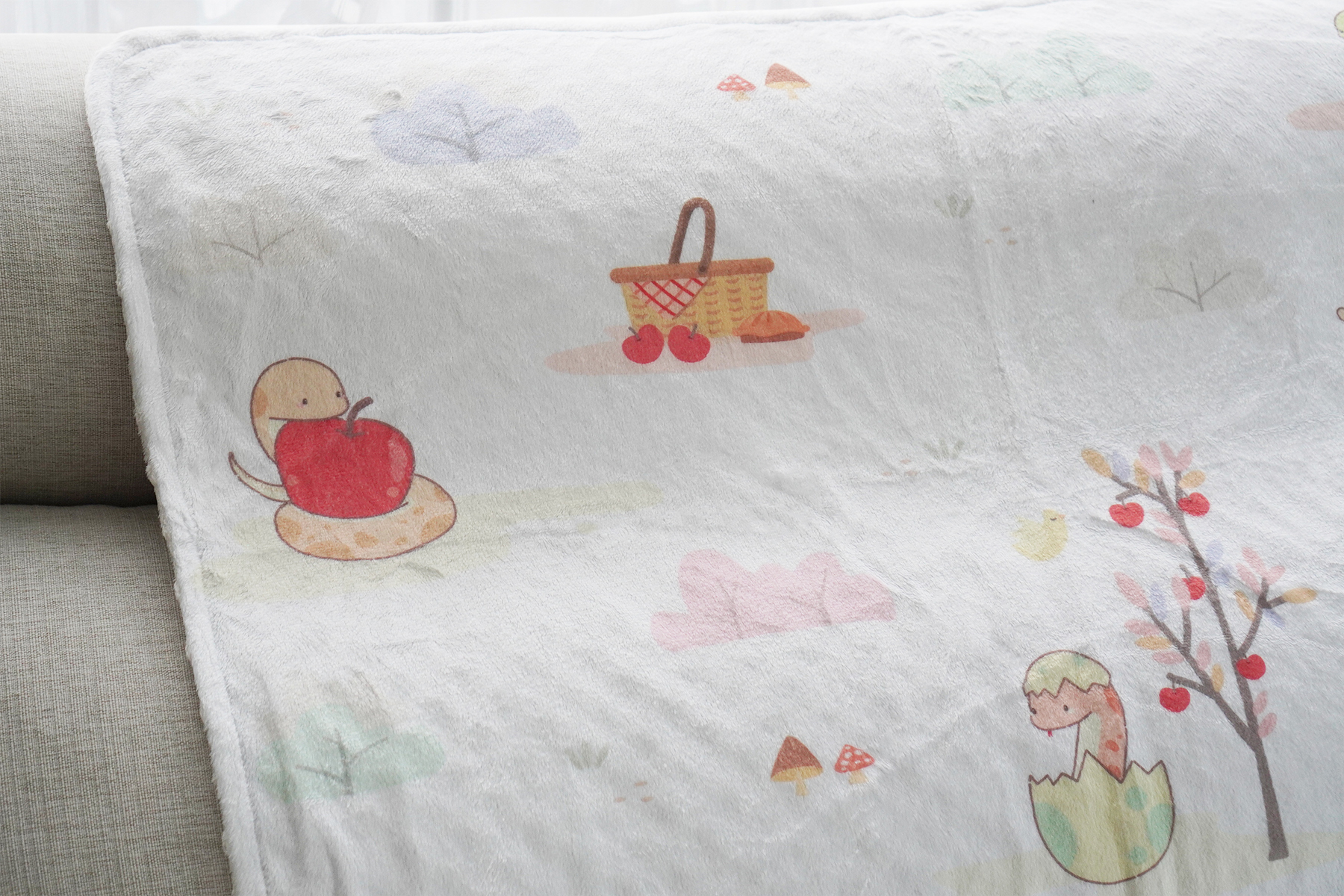 ผ้าห่ม Minky 75x100cm แบบปักชื่อ ลาย Snakes in the garden - Cream