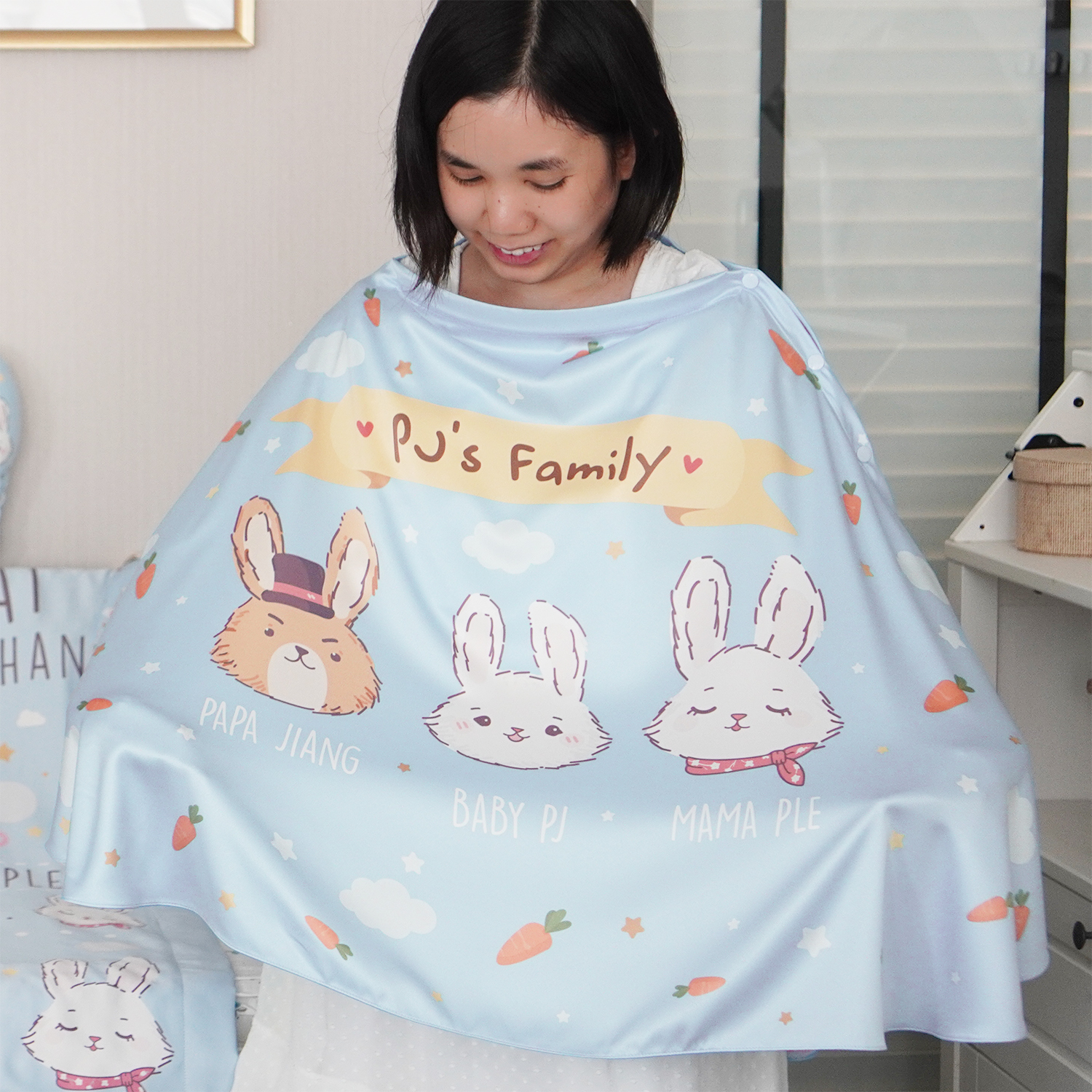 ผ้าคลุมให้นม 3in1 (รุ่นมีกระดุม ถอดโครงได้) แบบสั่งทำใส่ชื่อ ลาย Rabbit with Carrot - Blue