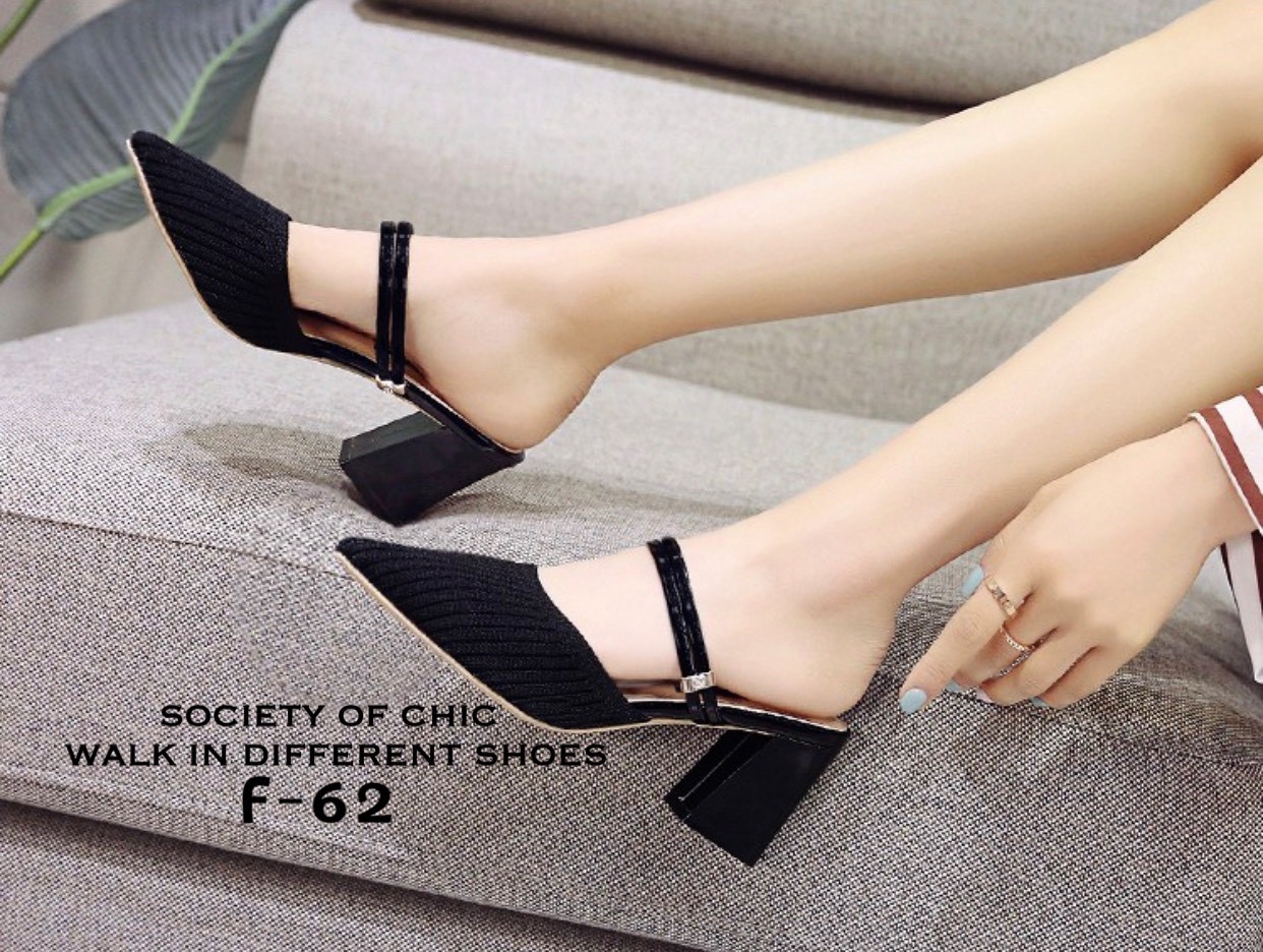 รองเท้าส้นเตี้ยสไตล์ Maxi (สีดำ)
