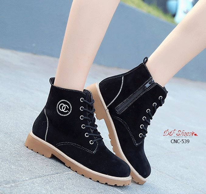 รองเท้าผ้าใบทรงมินิบูทสไตล์มาร์ติน (สีดำ)