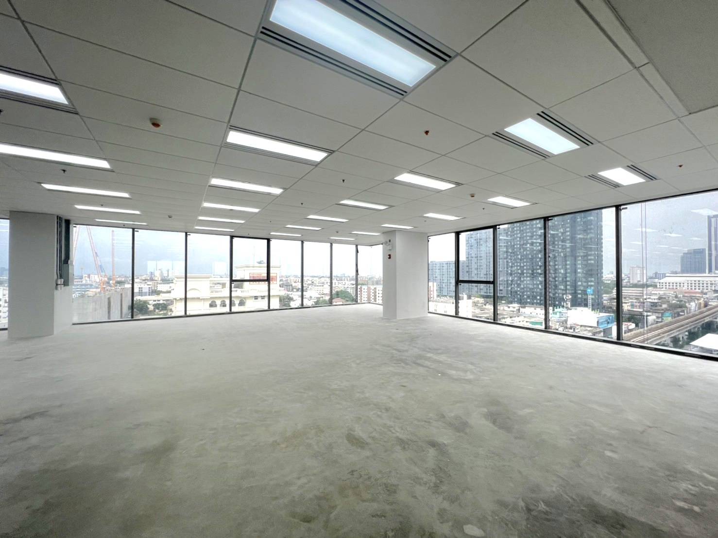 อาคารสุขุมวิท ฮิลล์ ( Sukhumvit Hills ) สำนักงานให้เช่าติดถนนสุขุมวิท ใกล้สถานีรถไฟฟ้า BTS อ่อนนุช และ BTS บางจาก 500 เมตร