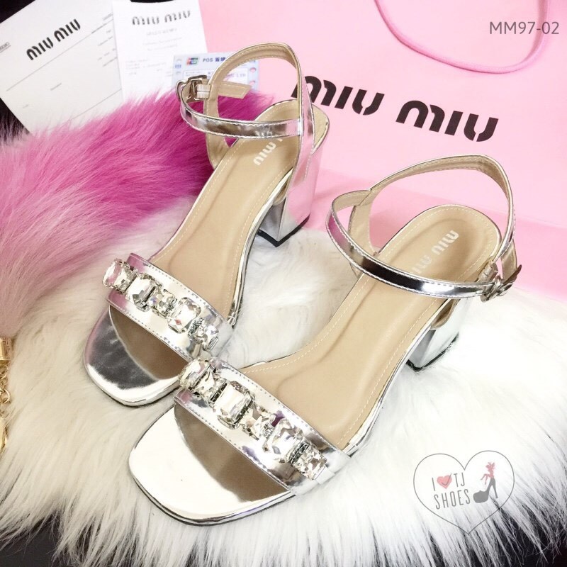 พร้อมส่ง : รองเท้าส้นสูง miumiu (สีเงิน)