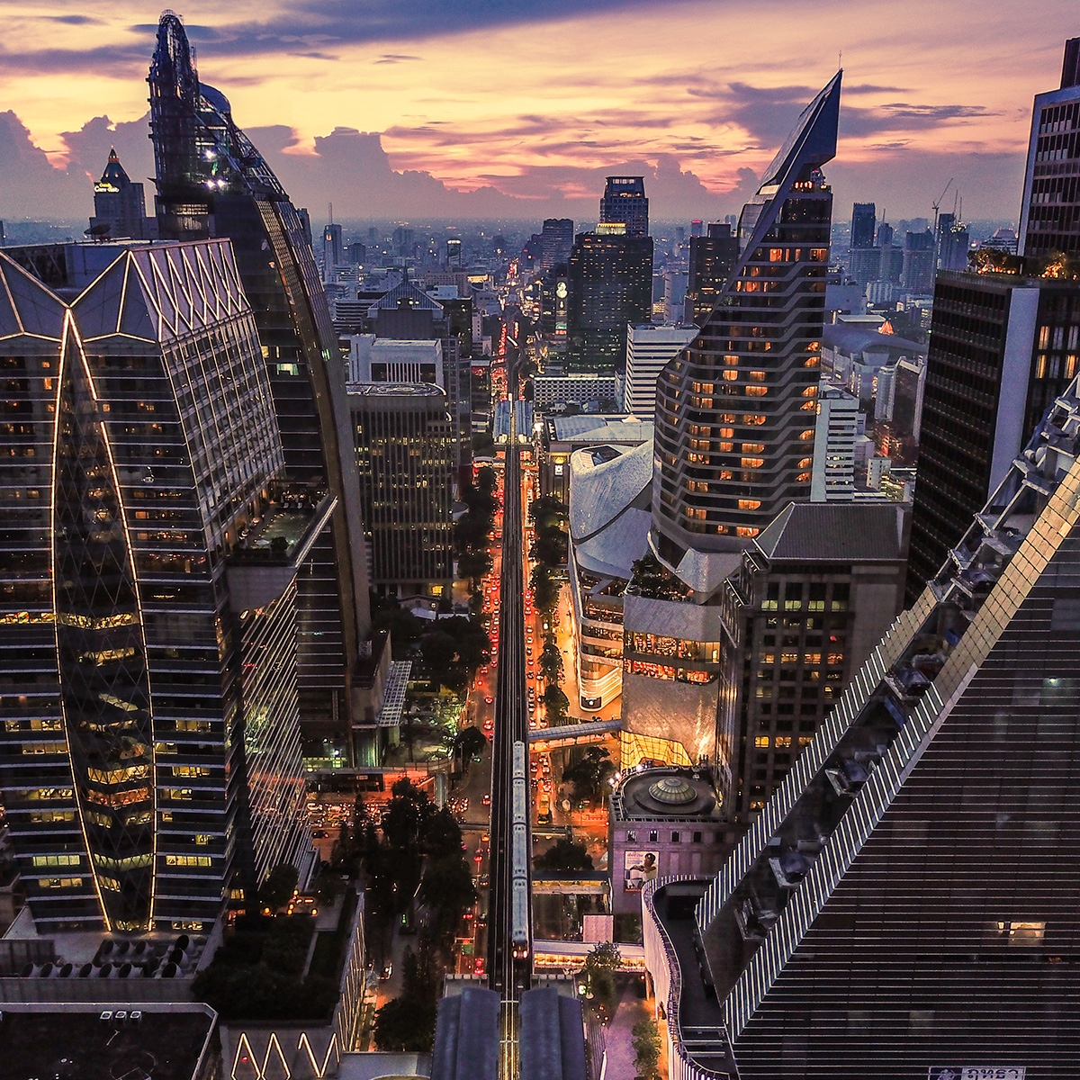 ATHENEE TOWER สำนักงานให้เช่าติดถนนวิทยุ ใกล้สถานีรถไฟฟ้า BTS เพลินจิต 350 เมตร