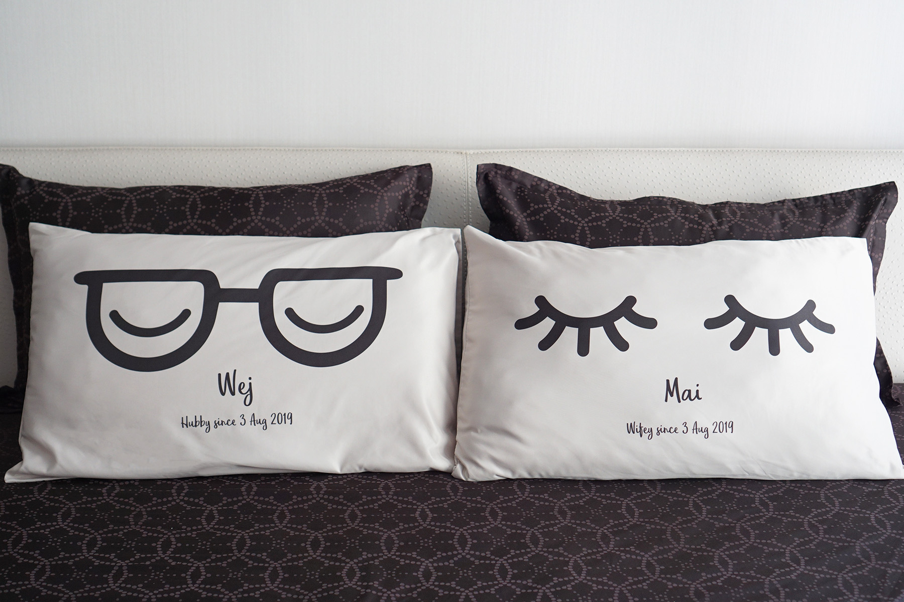 ปลอกหมอนหนุนคู่ สีเบจ ลาย Eyes with glasses
