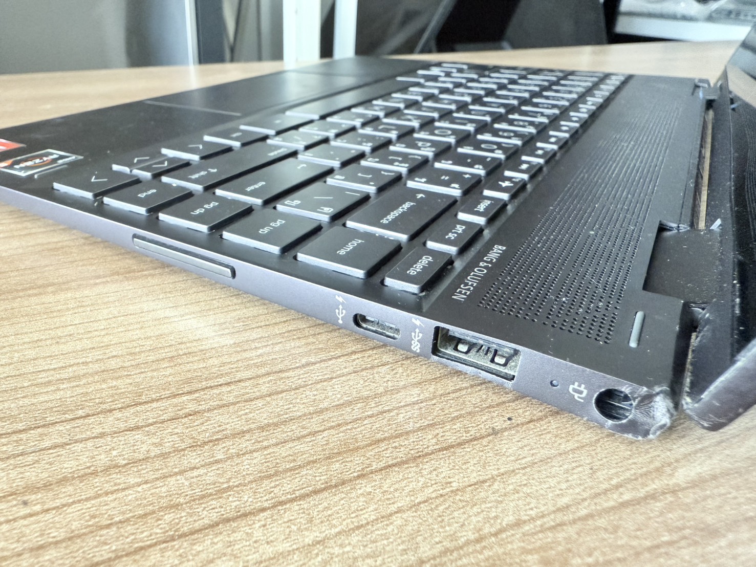 โน้ตบุ๊ค HP Envy x360 (Ryzen5 2500U/8GB/M.2 256GB) + Adapter จอ Bright เล็กน้อย มุมเครื่องกรอบจอบุบ