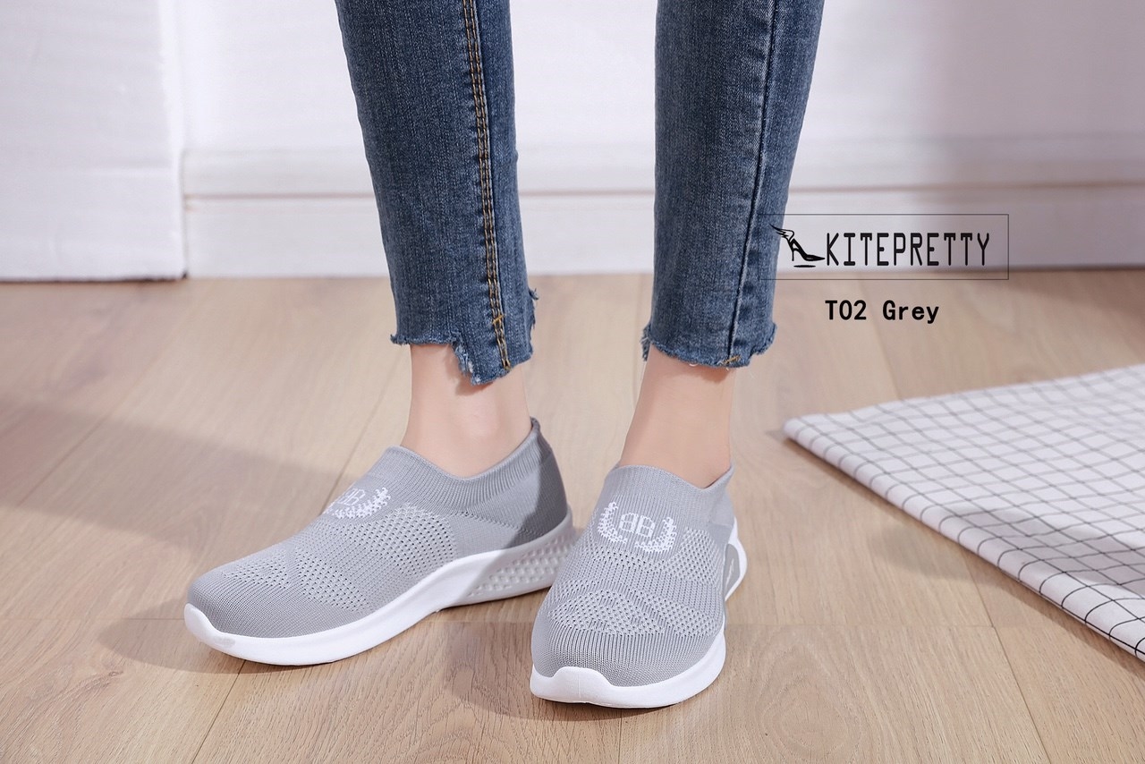 รองเท้าผ้าใบผ้ายืดปักลาย (สีเทา)