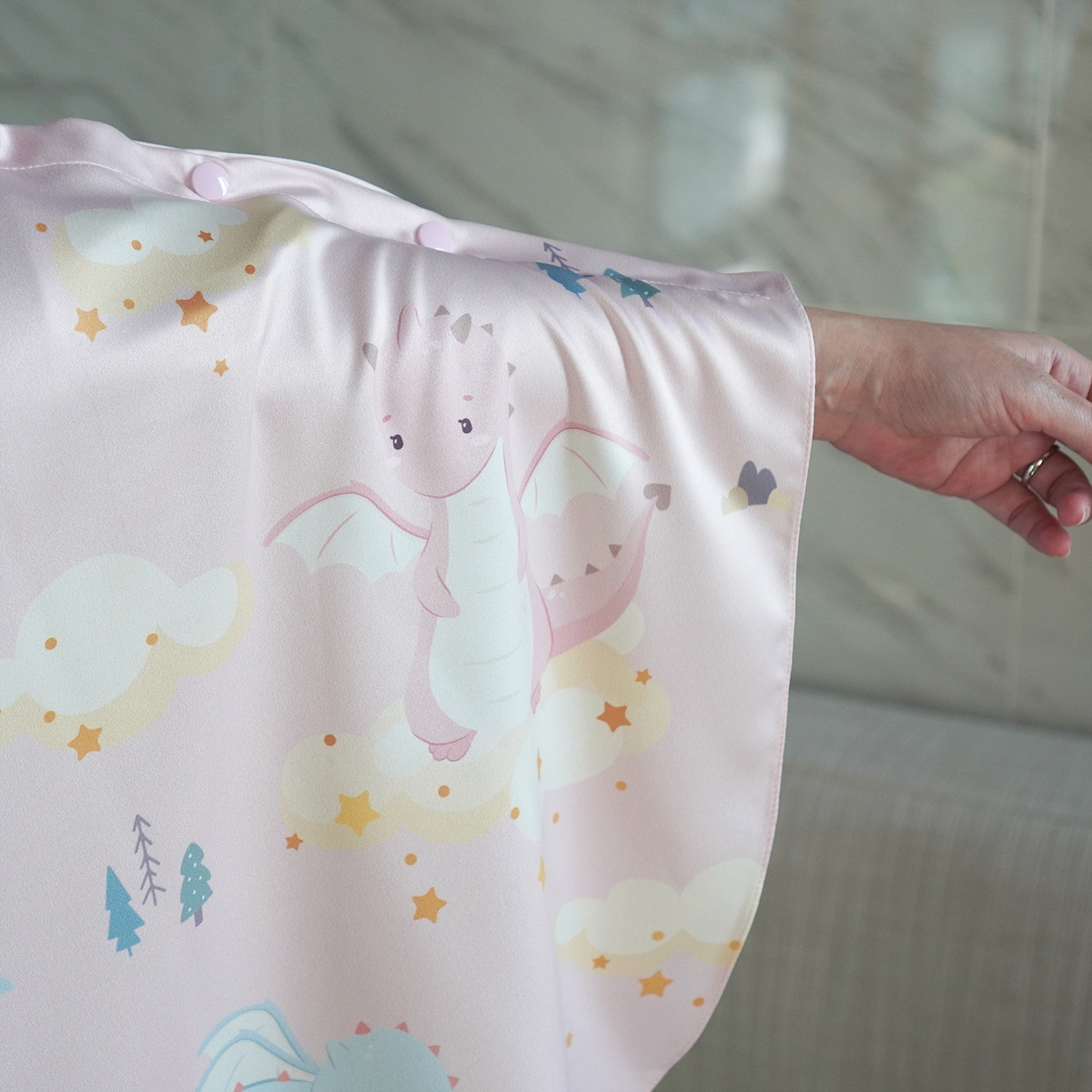 ผ้าคลุมให้นม 3in1 (รุ่นมีกระดุม ถอดโครงได้) แบบสั่งทำใส่ชื่อ ลาย Dragon - Pink