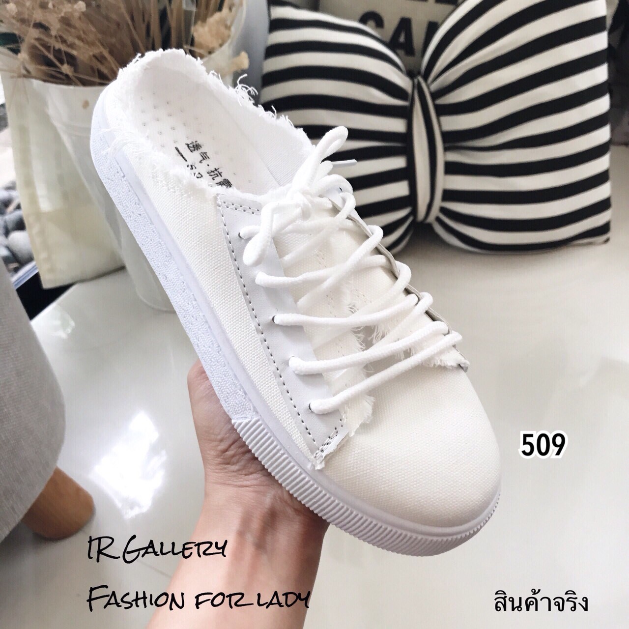 รองเท้าผ้าใบเปิดส้นขอบเซอ (สีดำ)