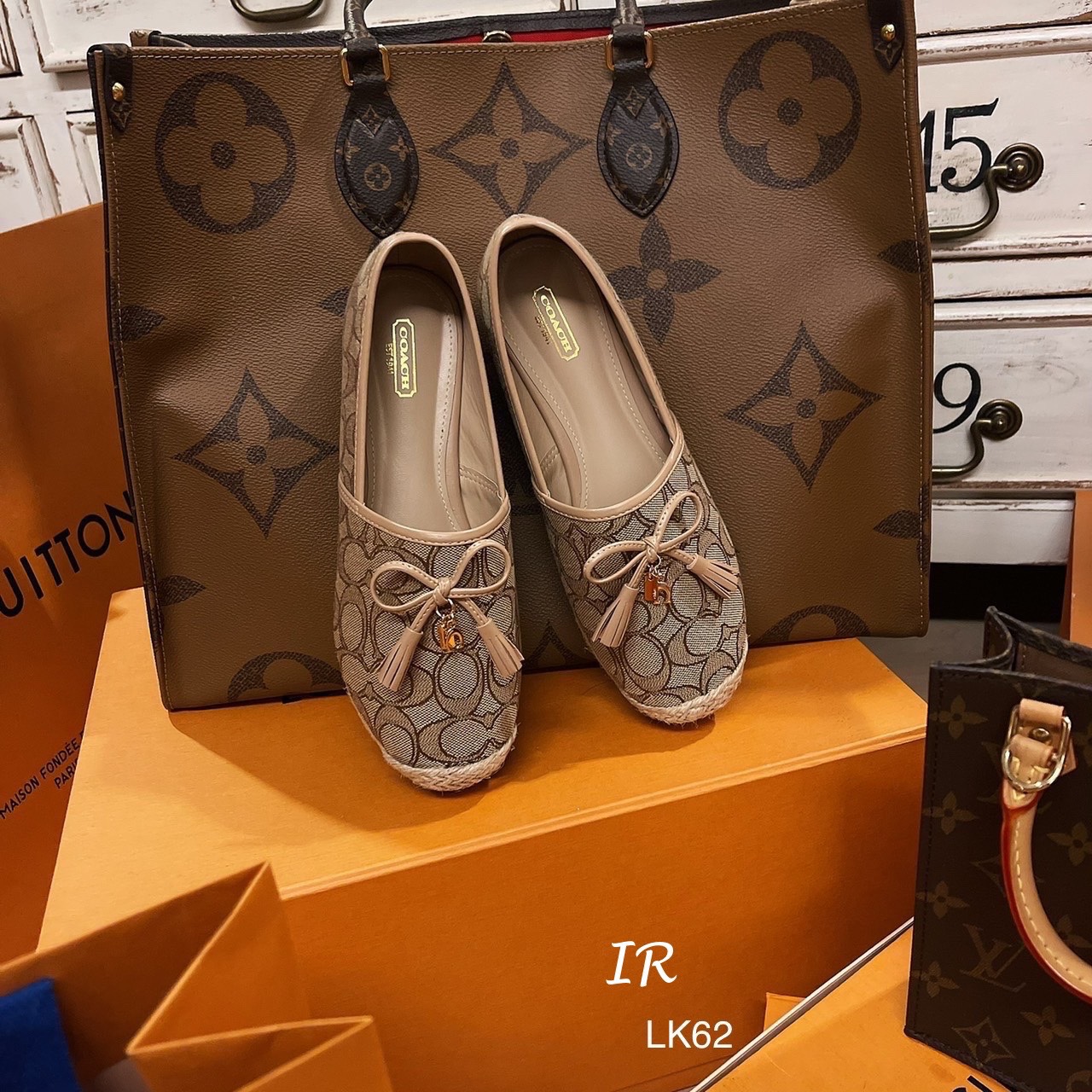 รองเท้าคัทชูทรงสวมสไตล์ Coach (สีน้ำตาล)