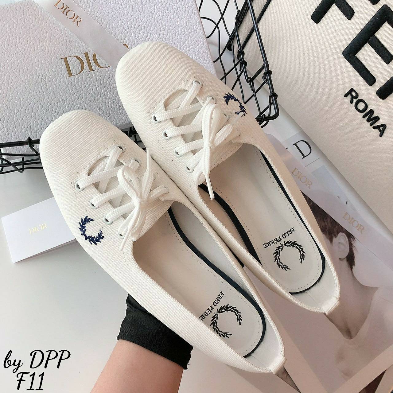 รองเท้าผ้าใบทรงคัทชู Style Fred Perry
