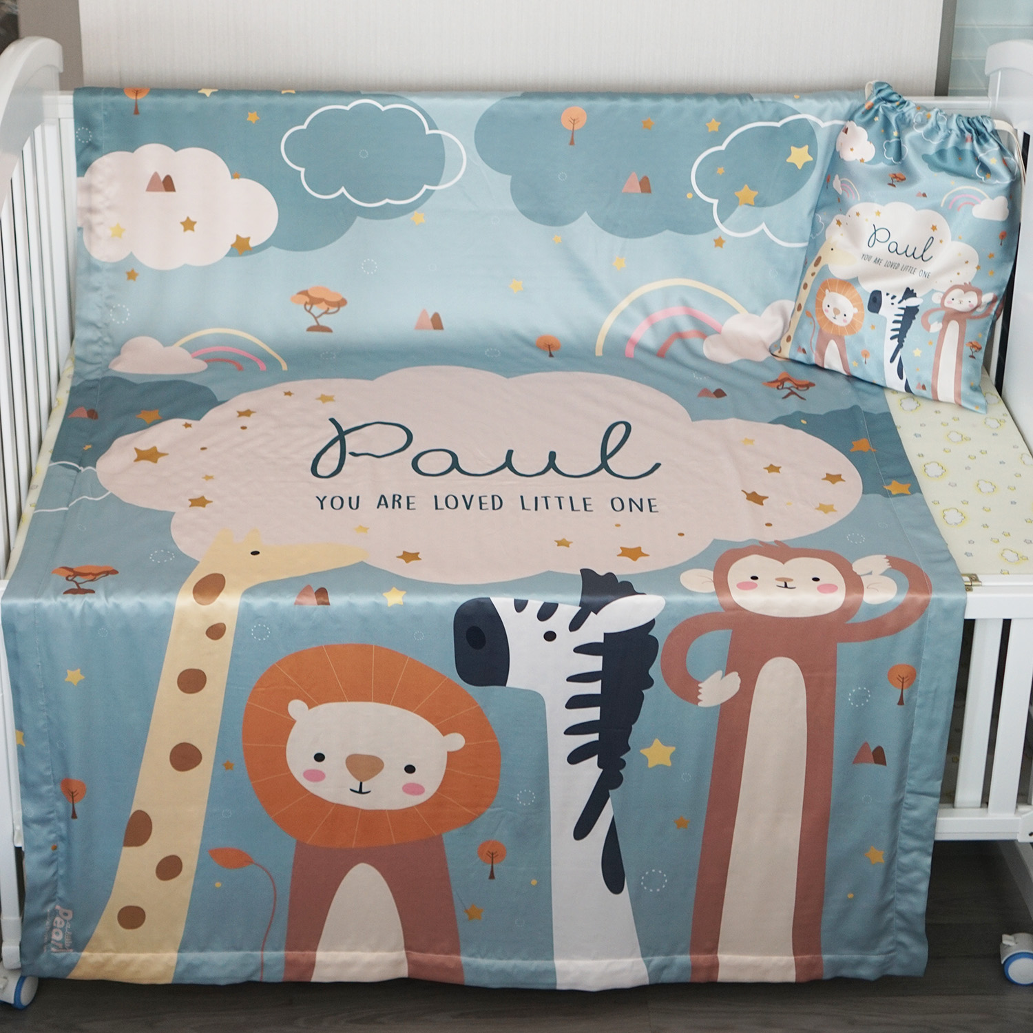 ชุดของขวัญเด็กแรกเกิด ผ้าห่ม ขนาด 100x150cm + ถุงผ้าซาติน ไซส์ L ลาย Safari - Green