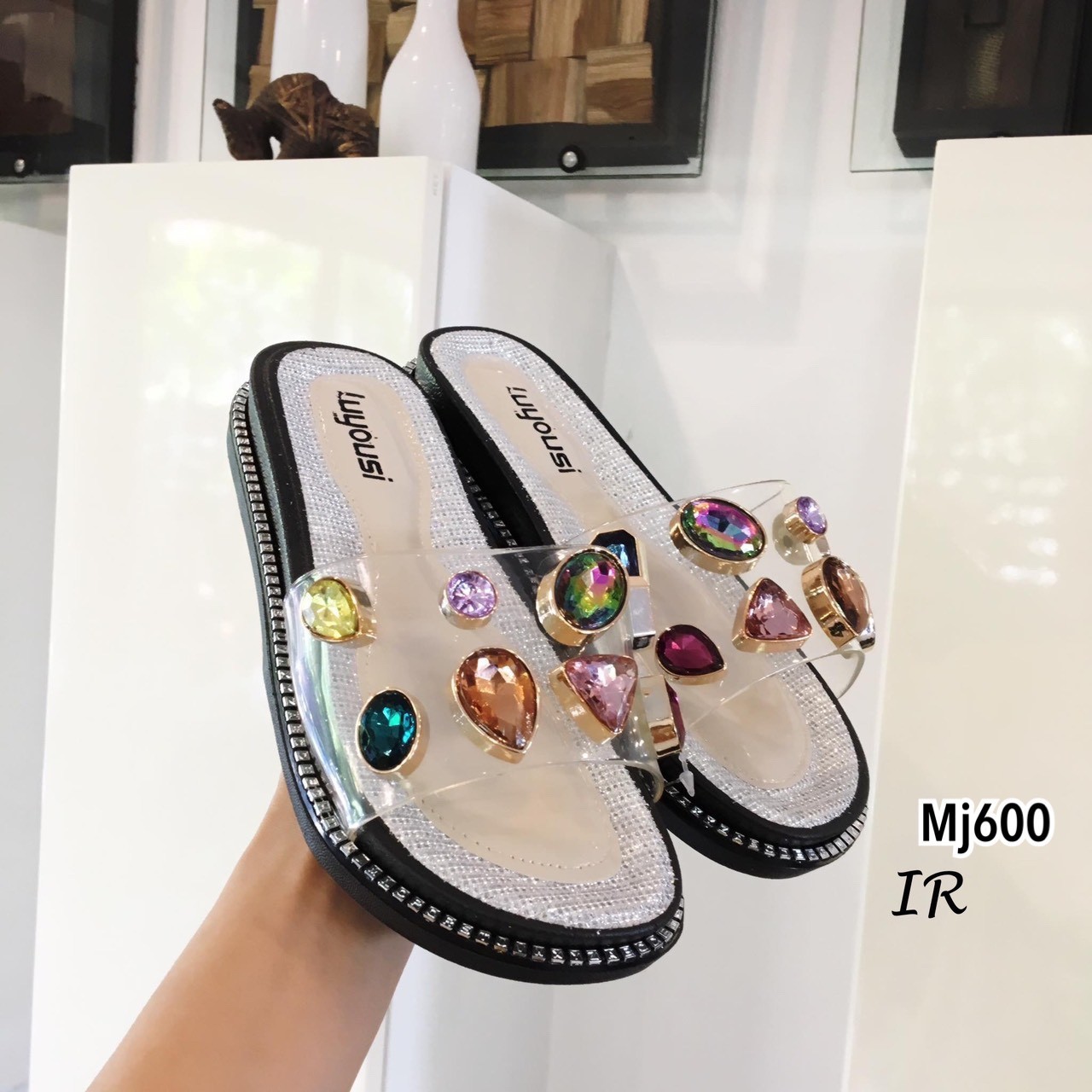 รองเท้าแตะสวมแต่งเพชรหลากสี (สีดำ)