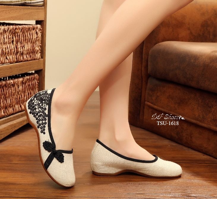 รองเท้าปักแต่งลาย (สีแดง)