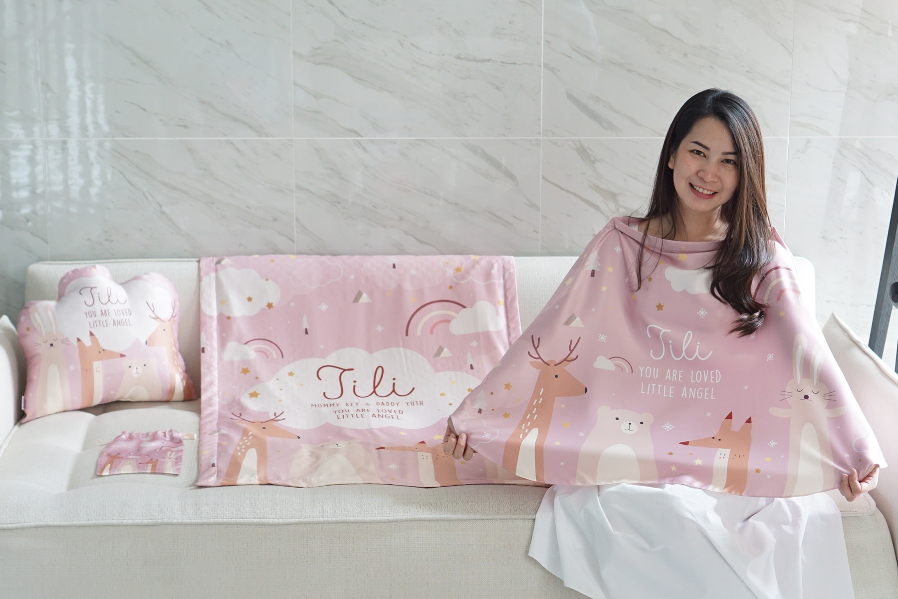 ชุดของขวัญเด็กแรกเกิด ผ้าคลุมให้นม + ผ้าห่มขนาด 75x100cm + หมอนอิง 1 ใบ ลาย Woodland - Pink
