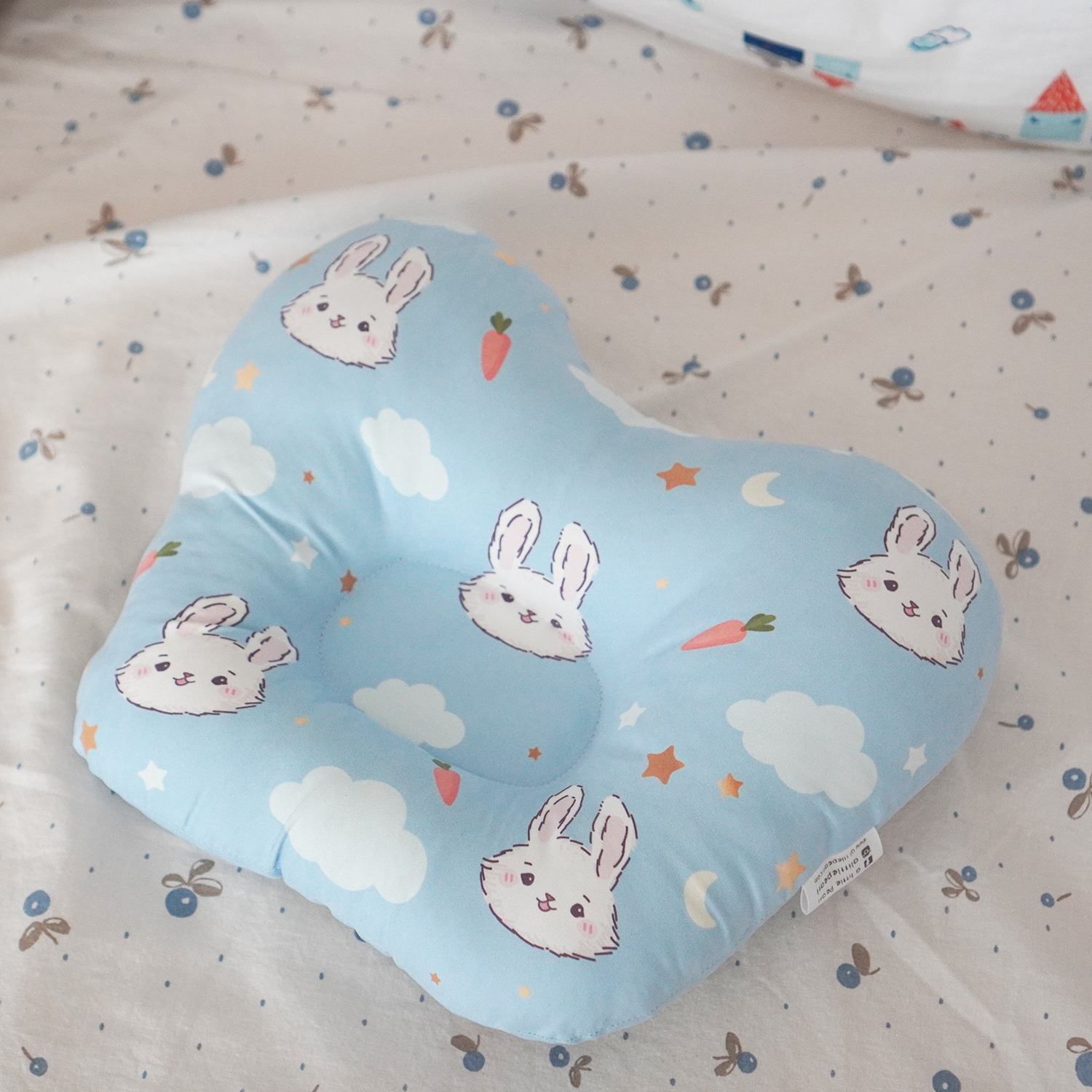 ชุดของขวัญเด็กแรกเกิด หมอนหลุม + ผ้าห่มขนาด 75x100cm ลาย Rabbit with Carrot