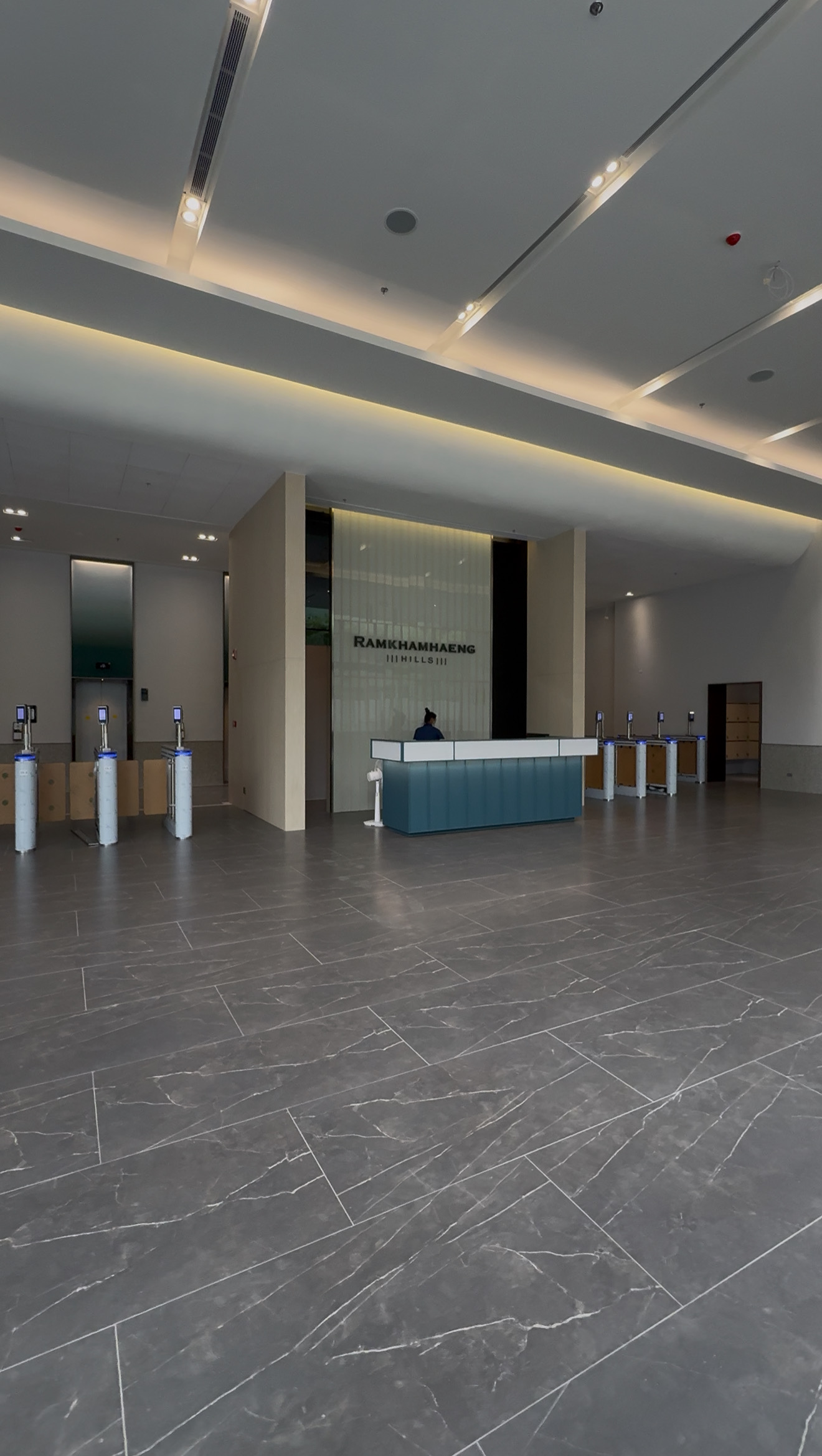 อาคารรามคำแหง ฮิลล์ ( Ramkhamhaeng Hills ) สำนักงานให้เช่าติดถนนรามคำแหง ใกล้รถไฟฟ้า MRT สายสีส้ม สถานีรามคำแหง 12 เพียง 100 ม.