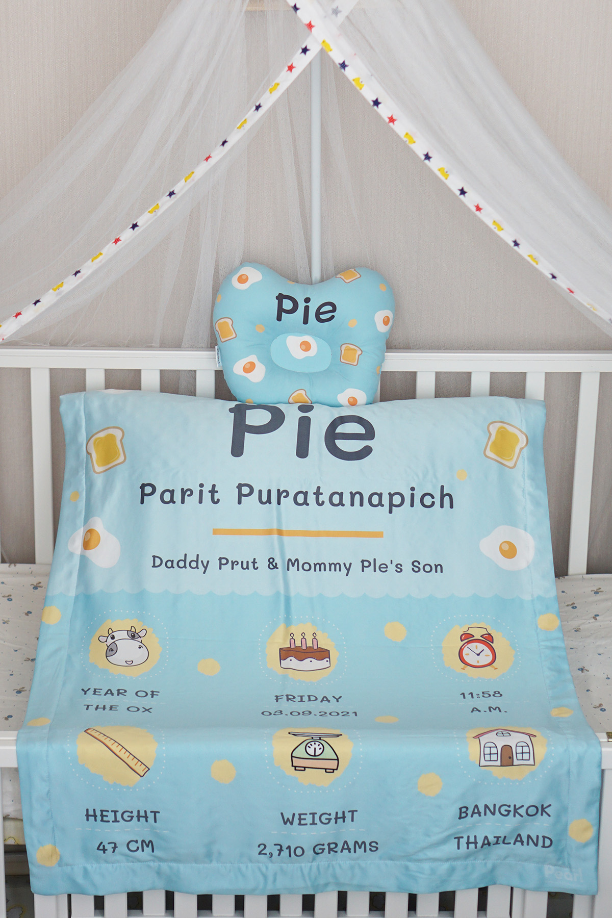 ชุดของขวัญเด็กแรกเกิด หมอนหลุม + ผ้าห่มขนาด 75x100cm ลาย Fried Egg - Blue