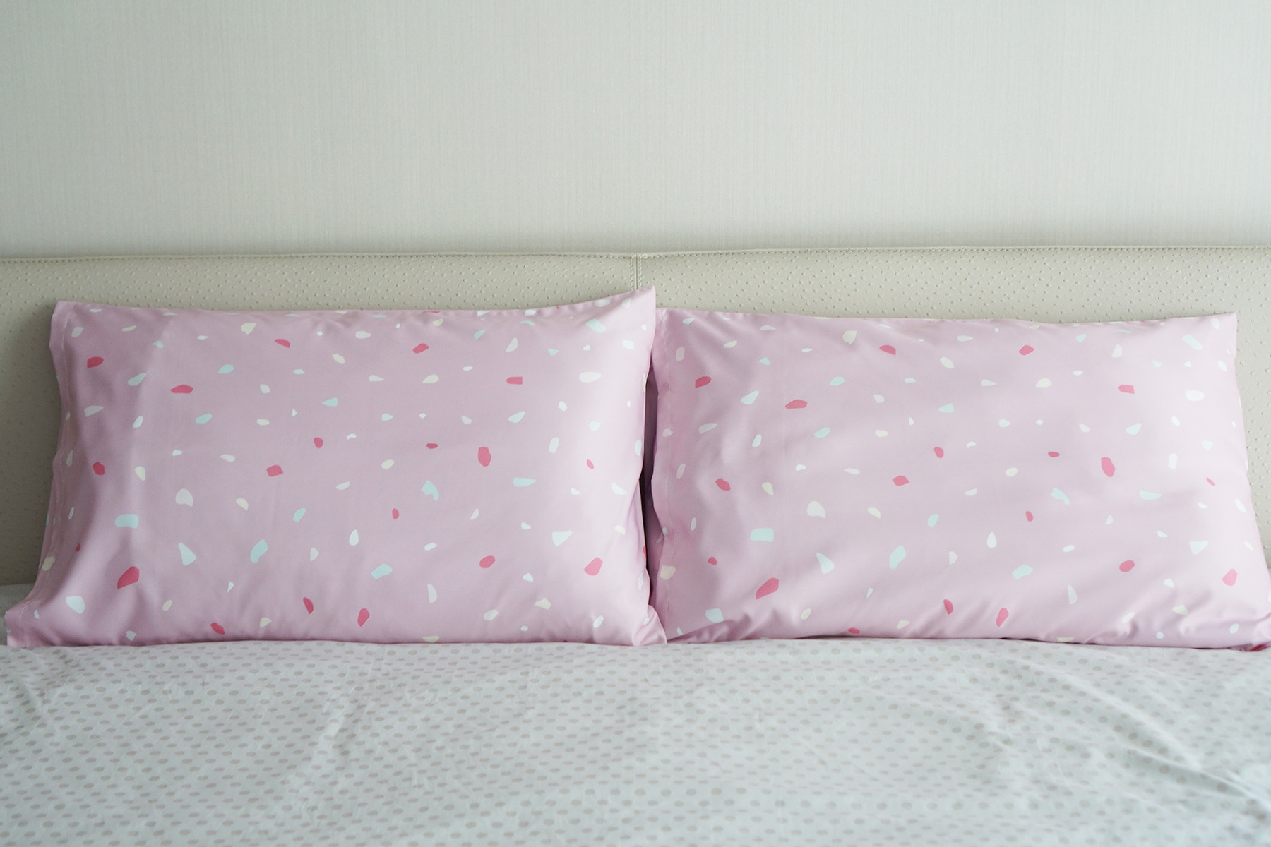 ปลอกหมอนหนุนคู่ พิมพ์ลายเต็มผืน Terrazzo - Pink