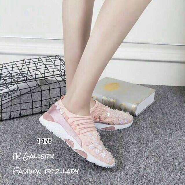 รองเท้าผ้าใบสวมแต่งอะไหล่ (สีชมพู)