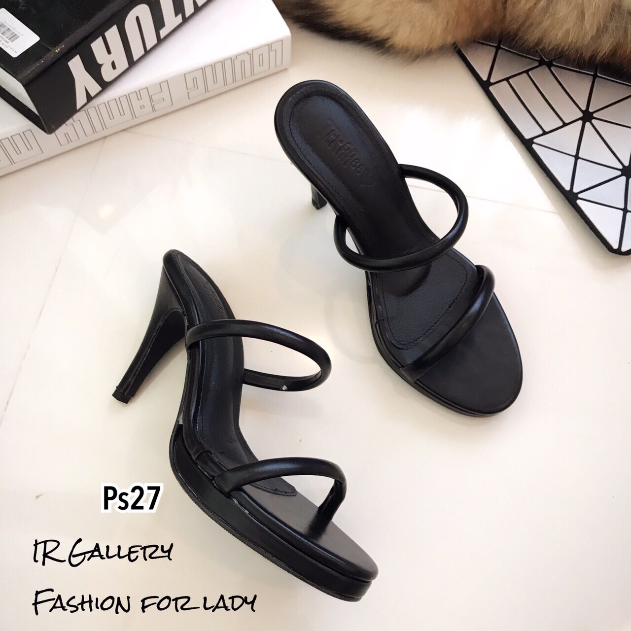 รองเท้าส้นสูงเปิดส้นแต่งสายคาด (สีดำ)