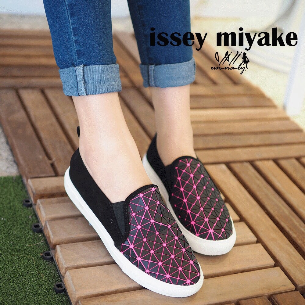 รองเท้า Issey Miyake Slip On (สีดำ)