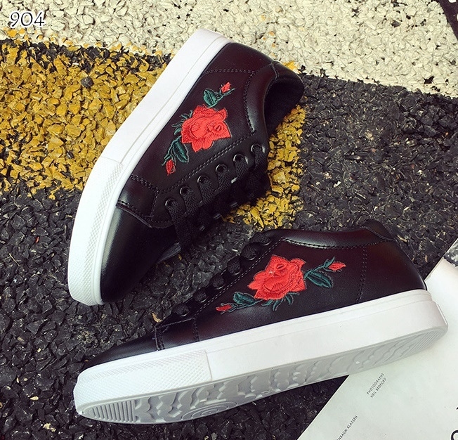 รองเท้าผ้าใบพียูลายกุหลาบ (สีขาว)