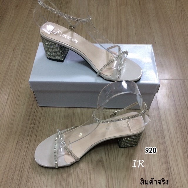 รองเท้าส้นเตี้ยแต่งส้นเพชร (สีครีม)