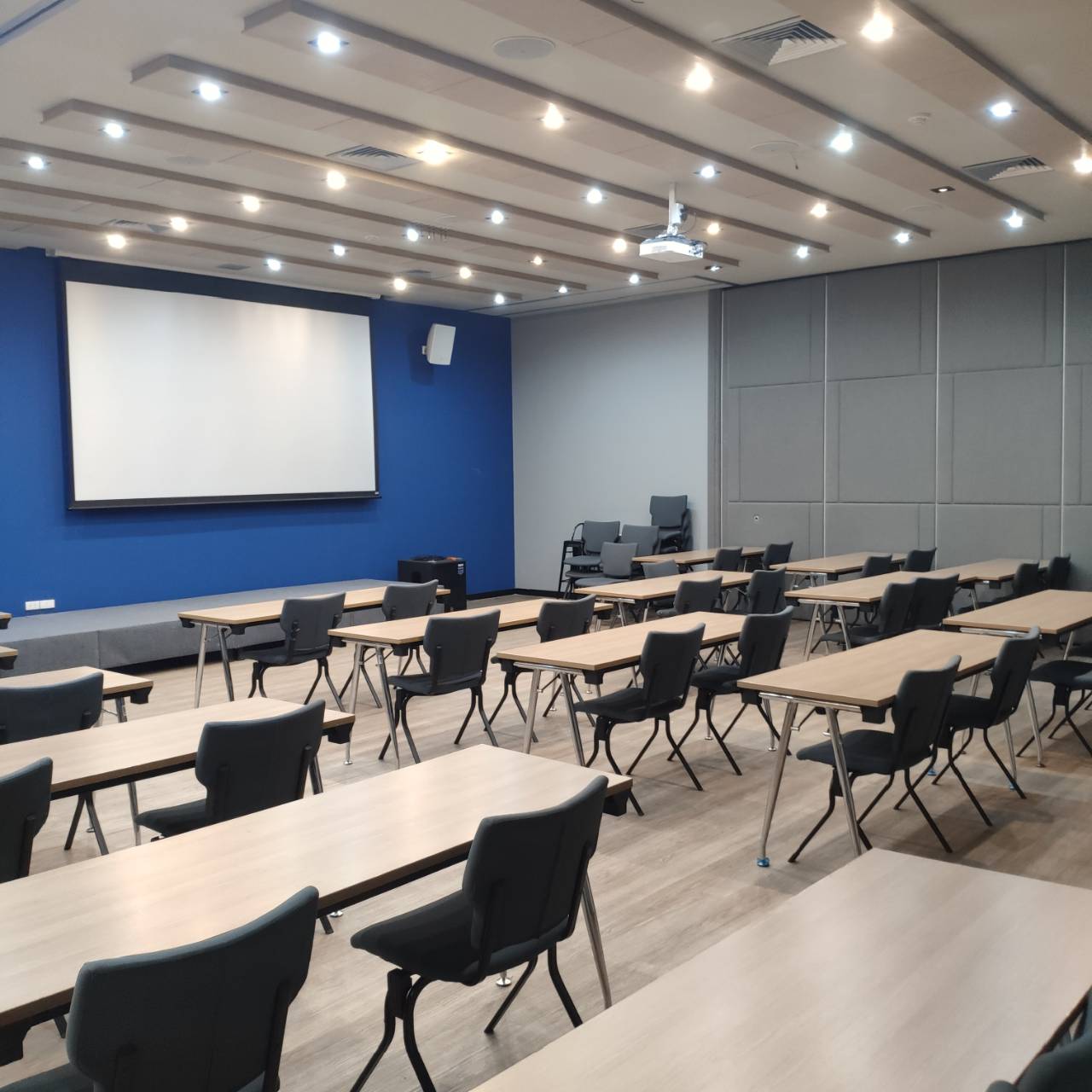 ไอทีเอฟ สีลม พาเลส (ITF-Silom Palace) สำนักงานให้เช่าย่านสีลม ศูนย์กลางธุรกิจ(CBD)ของกรุงเทพฯ ใกล้สถานีรถไฟฟ้า BTS ช่องนนทรี เพียง 350 ม.