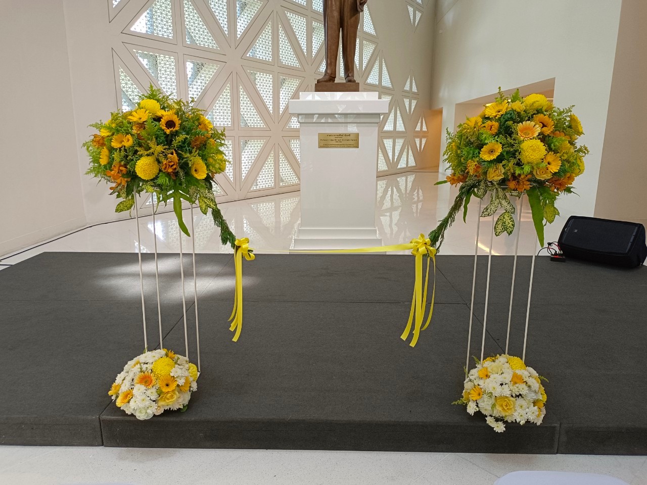 ตัวอย่างเสาตัดริบบิ้นดอกไม้สดโทนเหลืองเขียว @MOCA