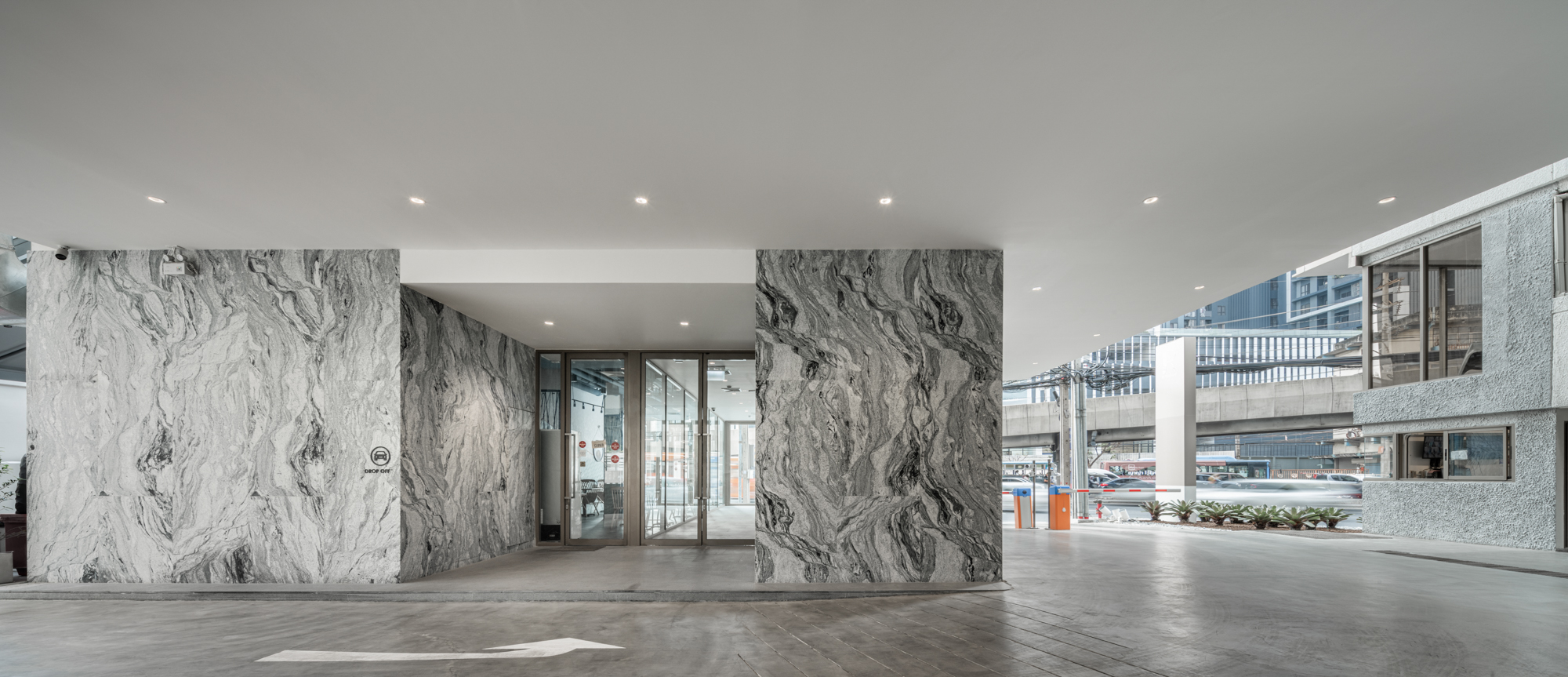 อาคาร ฤทธิ์รัตน (Ritratana Building) สำนักงานให้เช่าย่านรามคำแหง ใกล้รถไฟฟ้าสายสีส้ม สถานีรามคำแหง 12 เพียง 350 เมตร