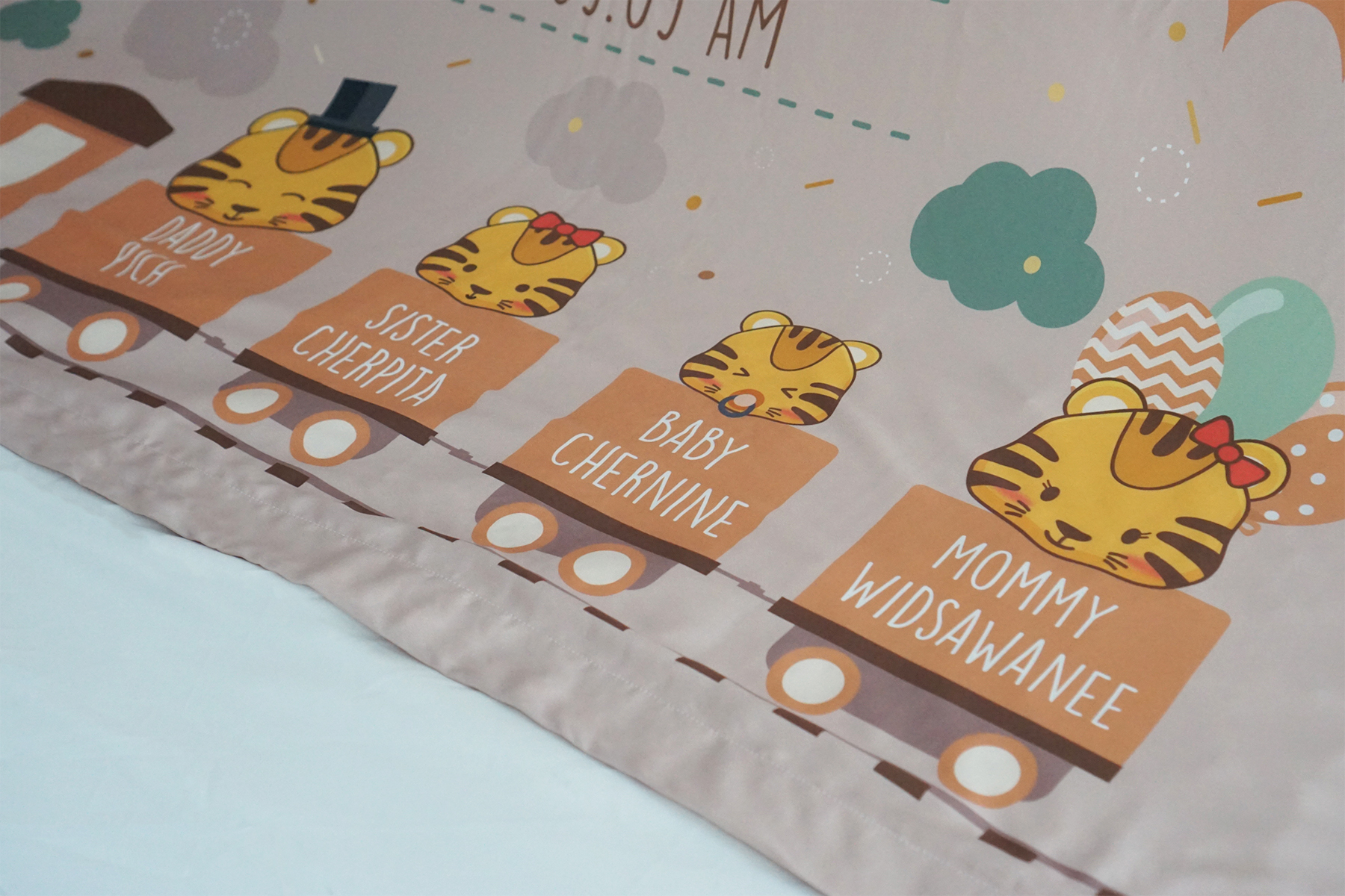 ผ้าห่มเด็ก ใส่ประวัติแรกเกิด ลายรถไฟ Train with Tiger - Brown