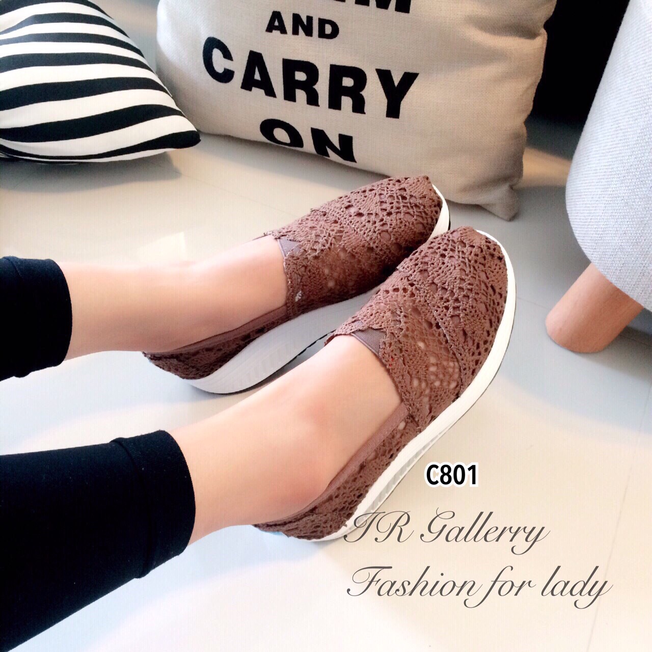 รองเท้าผ้าใบเสริมส้นลายลูกไม้ (สีกรม)