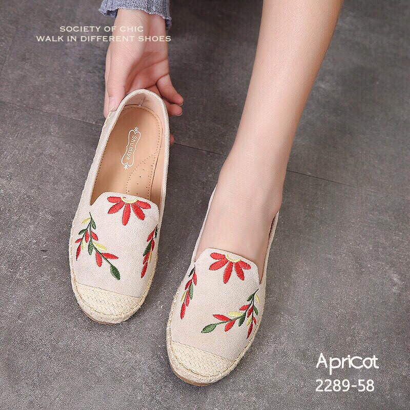 รองเท้าทรงสวมปักลาย (สีครีม)