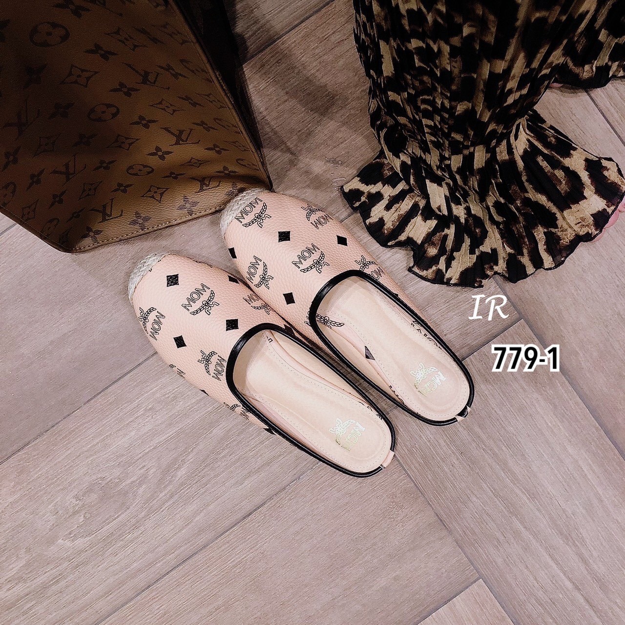 รองเท้าสลิปเปอร์แต่งลายแฟชั่น (สีครีม)