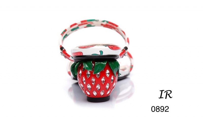 รองเท้าส้นเตี้ยแต่งลายสตอเบอรี่ (สีขาว)