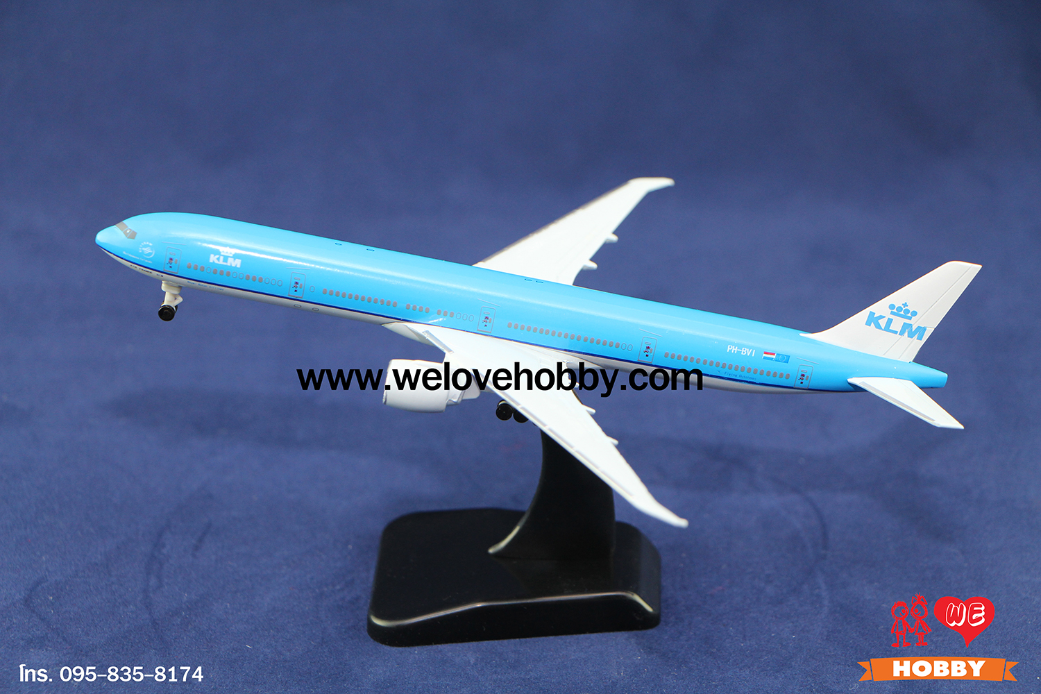 โมเดลเครื่องบิน KLM Royal Dutch Airlines (Boeing 777) เนเธอร์แลนด์ ไซส์กลาง แบบมีล้อเครื่องบิน (1:400)