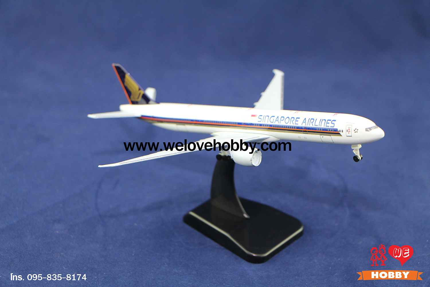 โมเดลเครื่องบิน Singapore Airlines (Boeing 777) สิงคโปร์ ไซส์กลาง แบบมีล้อเครื่องบิน (1:400)