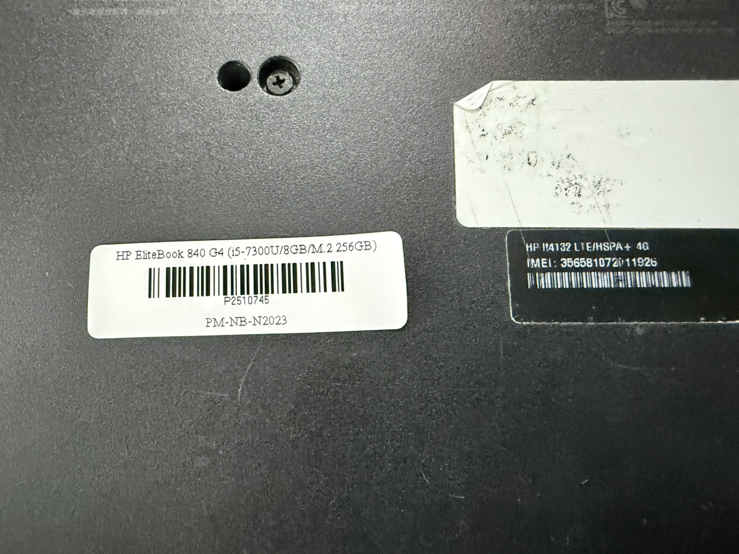 โน๊ตบุ๊ค HP EliteBook 840 G4 (i5-7300U/8GB/M.2 256GB) ไม่มี Adapter แบตเสื่อม จอเป้นเส้น ฝามีคราบกาวเล็กน้อย