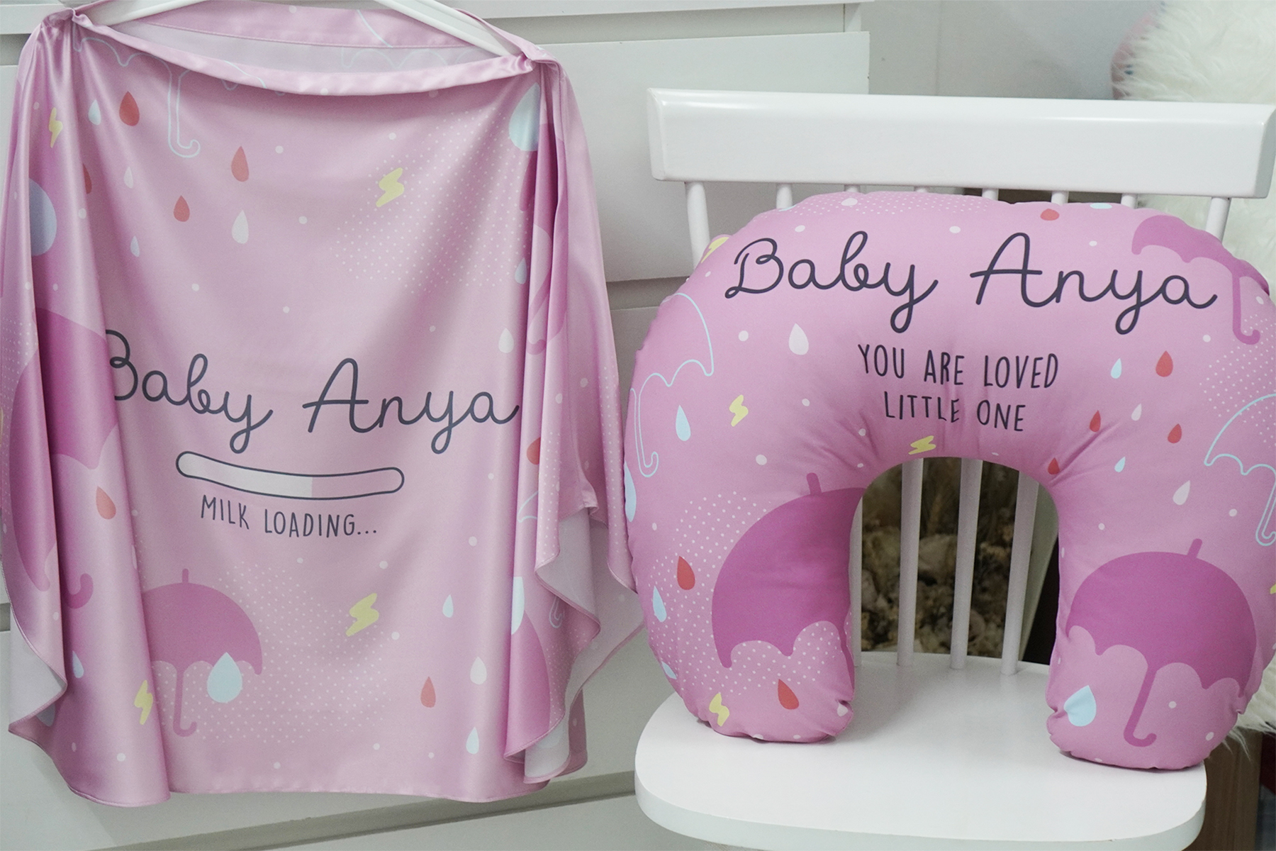 ชุดของขวัญเด็กแรกเกิด NP2 ผ้าคลุมให้นม + หมอนรองให้นม ลาย Raindrops - Pink