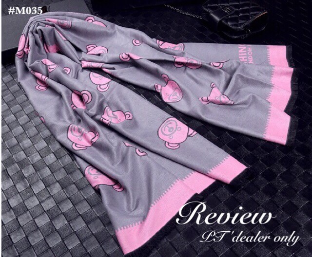 พร้อมส่ง : ผ้าคลุมไหล่ Moschino