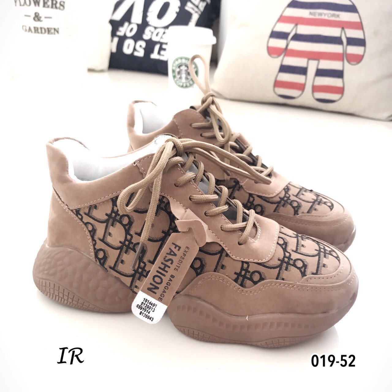 รองเท้าผ้าใบแต่งลายสไตล์ D