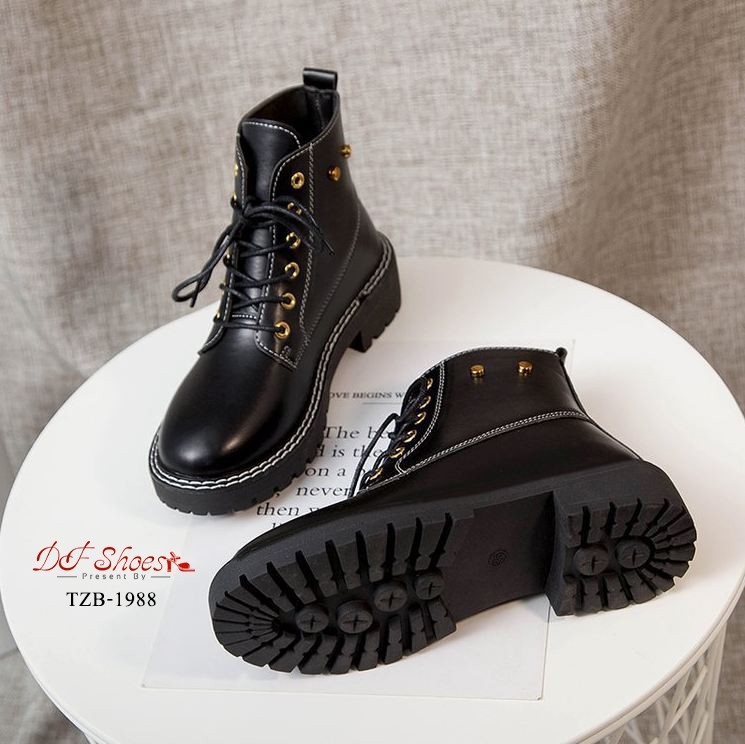 รองเท้าบูทหุ้มข้อแต่งหมุด