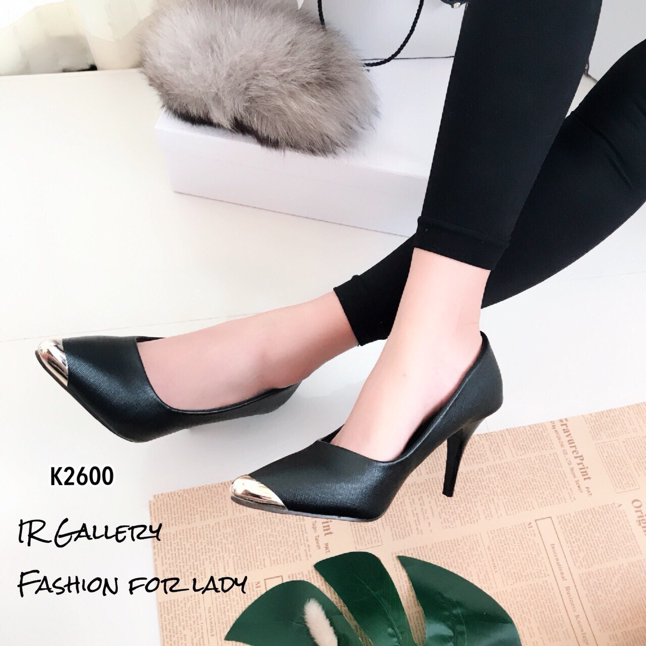 รองเท้าคัทชูหุ้มส้นแต่งอะไหลทอง (สีดำ)