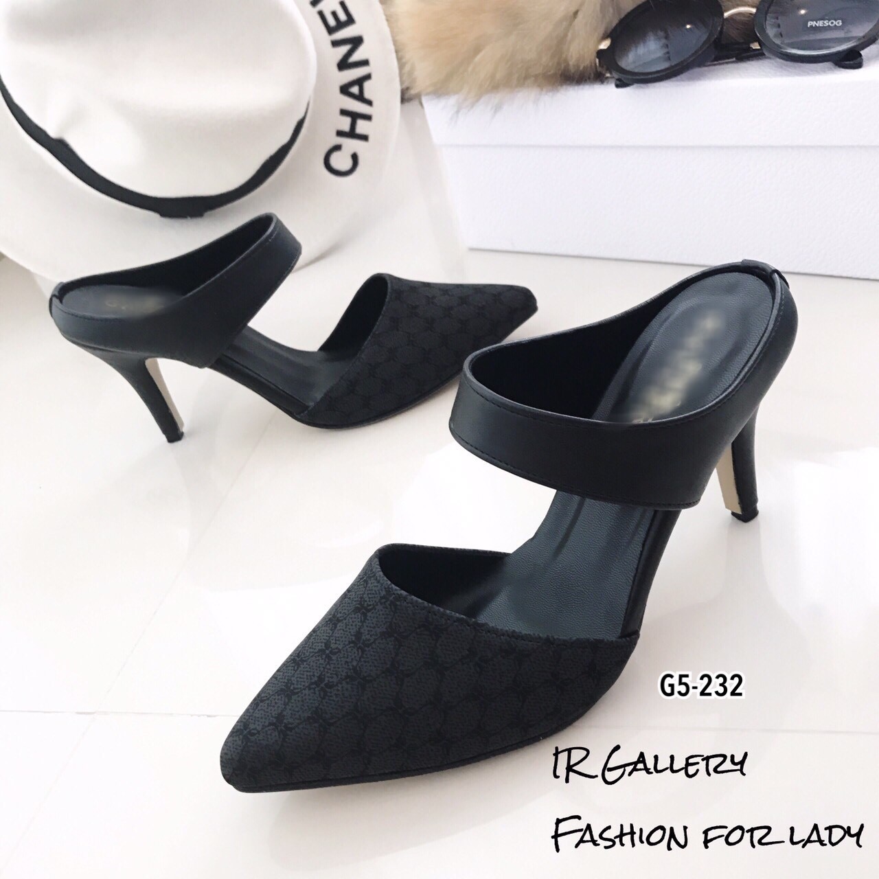 รองเท้าส้นสูงเปิดส้นแต่งลาย (สีดำ)