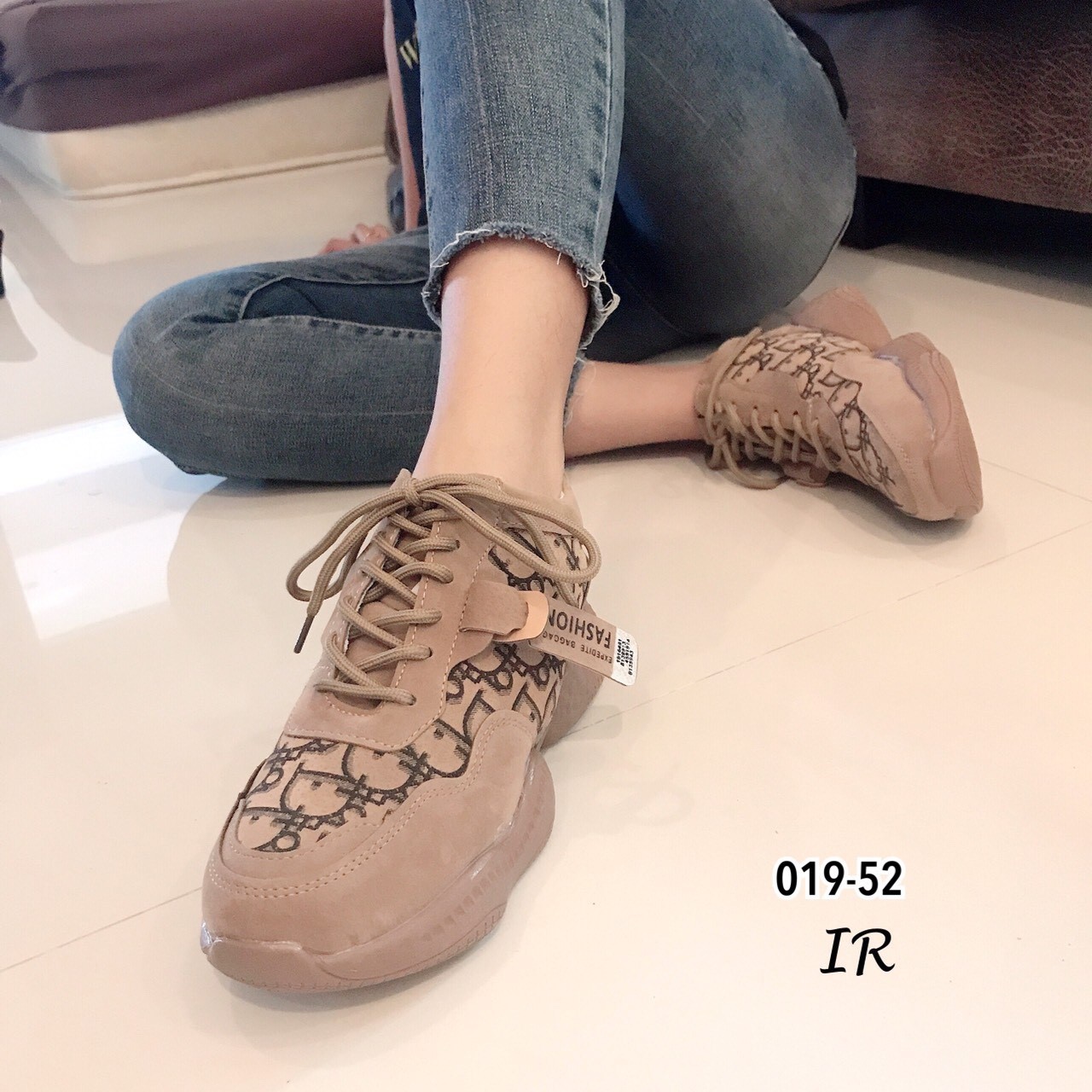 รองเท้าผ้าใบแต่งลายสไตล์ D